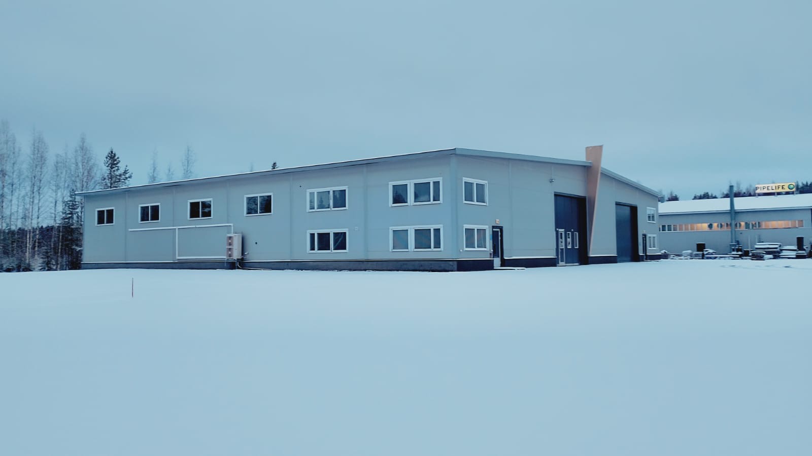 Myydään tai vuokra­taan monipuo­li­nen teolli­suus­kiin­teistö Ylämyl­lyllä Kuopion­tien (VT9) varresta!