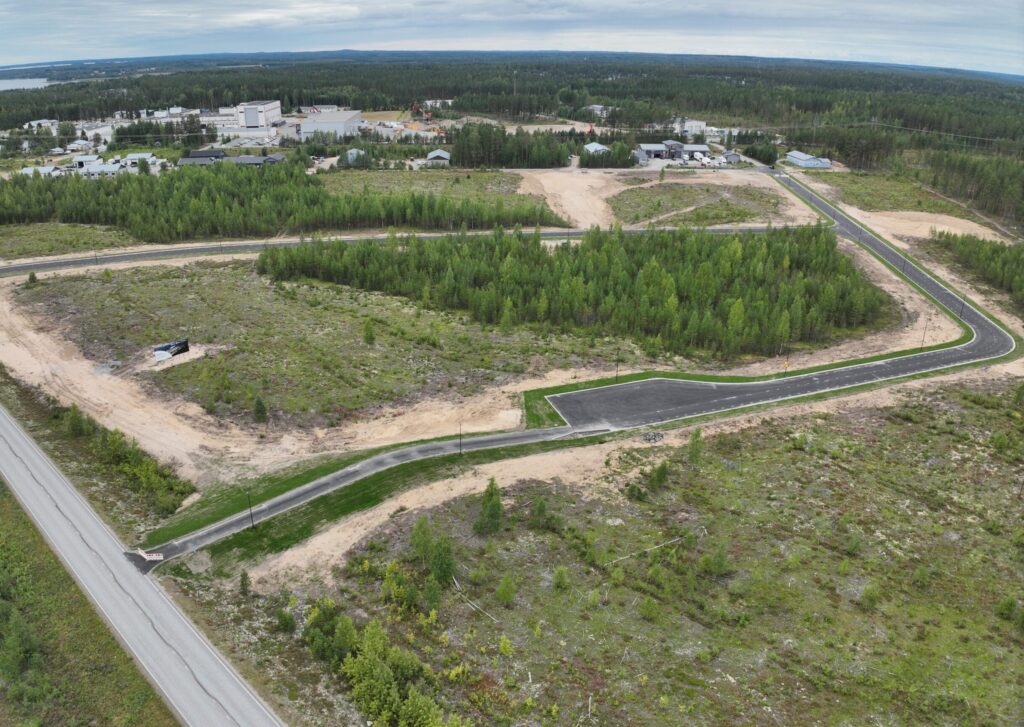 Välikankaan teollisuusalueen laajennusosa ilmakuvana vanhan osan suuntaan